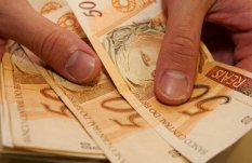 Brasileiro prefere usar 13° salário para pagar dívidas