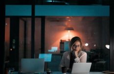 Trabalhar em excesso é como dirigir bêbado, indica estudo