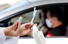 Empresa pode demitir funcionários que recusam vacina, diz presidente do TST