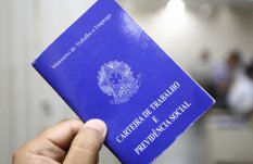 Salário mínimo 2023 passa a ser de R$ 1.320: quem tem direito e quando ocorre o aumento